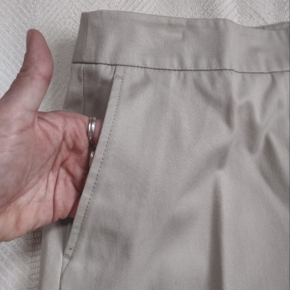 Faconnable Women's Light Khaki 11" Pleated Shorts, W's 6, NWOT Perfect Condition - Picture 5 of 9